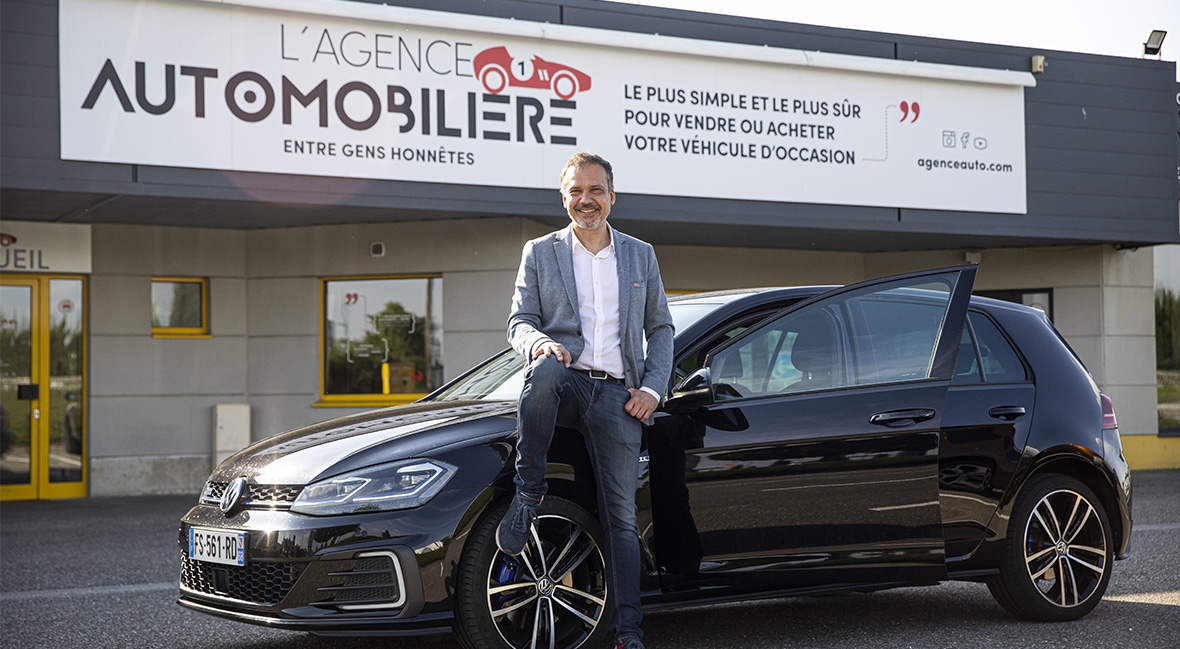 Christophe Winkelmuller president de la franchise automobile L'Agence Automobilière devant l'agence de Mulhouse