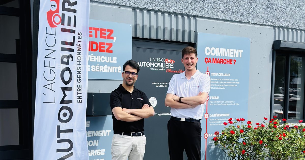 Licencié de L'Agence Automobilière devant son agence