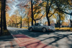 Porsche avec plaque L'Agence Automobilière